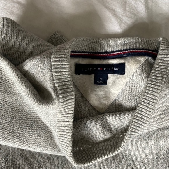 Tommy Hilfiger sweater - Picture 2 of 3